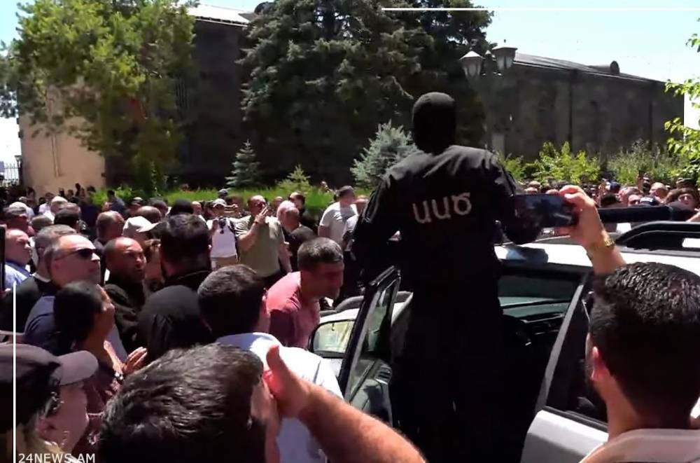 Միքայել Սրբազանի համար բերված ԱԱԾ մեքենան հեռացավ Վեհարանի տարածքից առանց հոգևորականի