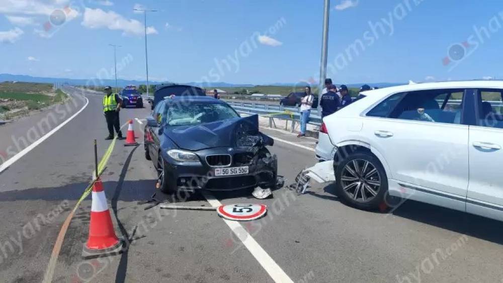 Երևան-Գյումրի ճանապարհին մեքենաներ են բախվել, վիրավորներ կան