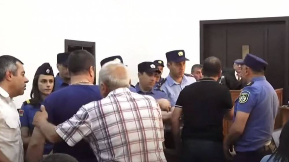 «Ես կարգի հրավիրված եմ, պարոն դատավոր». Ազատի զինվորական կացարանի հրդեհի գործով դատական նիստն անցել է լարված