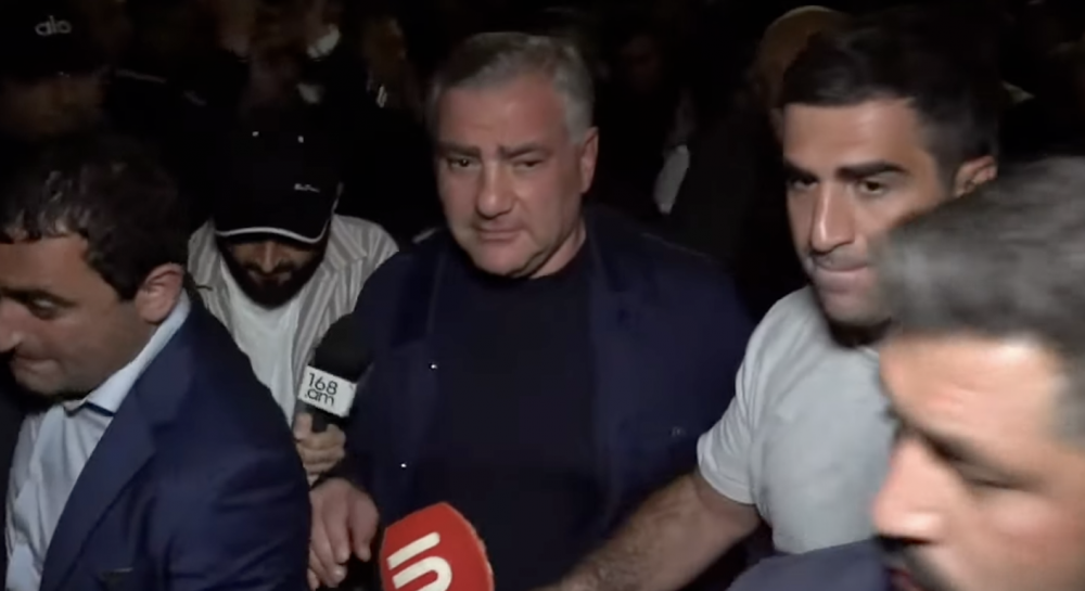 Փոխոստիկանապետի ուղեկցությամբ Սամվել Կարապետյանին նստեցրին մեքենան և տարան անհայտ ուղղությամբ