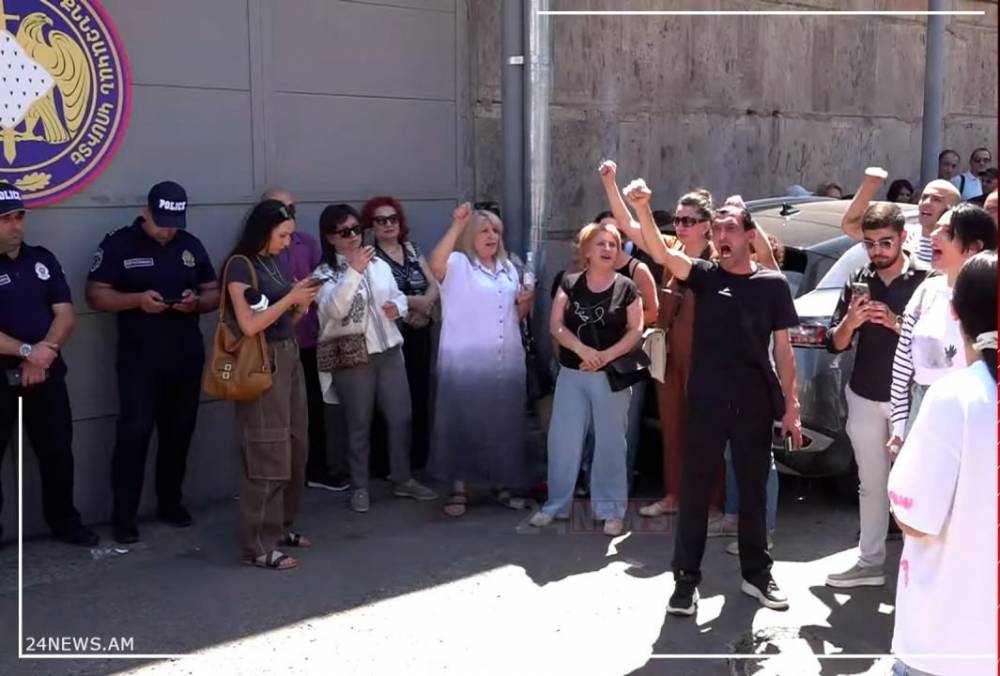 «Սր՛-բա՛-զա՛ն, Սր՛-բա՛-զա՛ն». Բագրատ Սրբազանի աջակիցները ՔԿ-ի դիմաց վանկարկում են նրա անունը