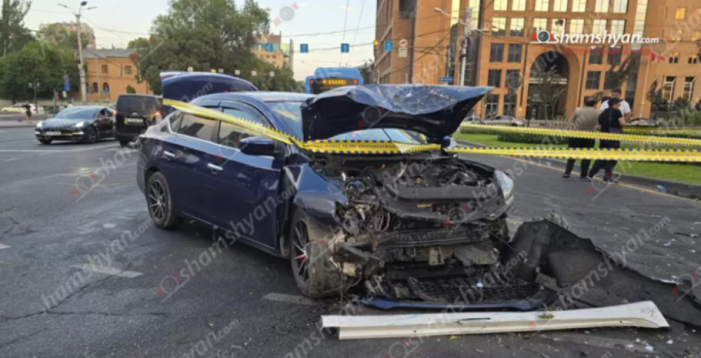 Բախվել են «Nissan»-ն ու «Toyota»-ն. վերջինը կոտրել է ծառն ու հայտնվել մայթին. կան վիրшվորներ