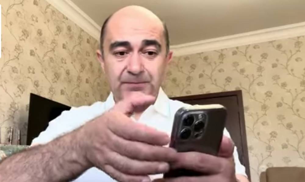 Այն սրբազանը, որ պետք է գնա իր քեռու կնկա հետ ինչ-որ բան անի, չի ասվել, թե ով է, որ բոլորին կասկածեն