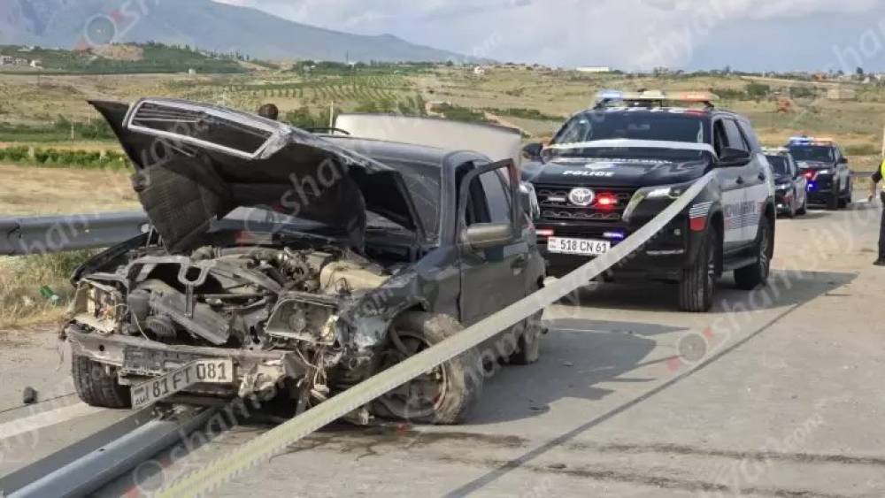 «Mercedes»-ը բախվել է երկաթե արգելապատնեշներին և հայտնվել ճանապարհի մեջտեղում