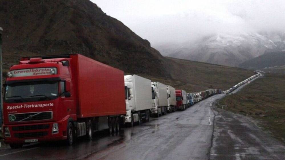Գեզի մաքսակետից Վերին Լարս է գնացել կոնյակով բեռնված 69 բեռնատար