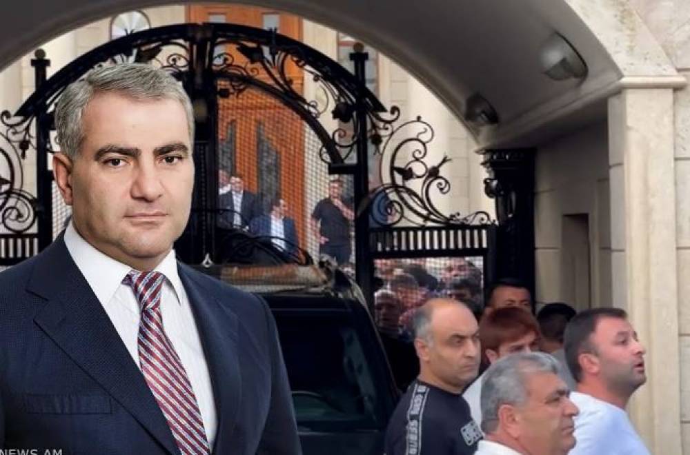 Ի՞նչ է կատարվում ձերբակալված Սամվել Կարապետյանի առանձնատանը. ազգականներն ու աջակիցները հավաքվել են
