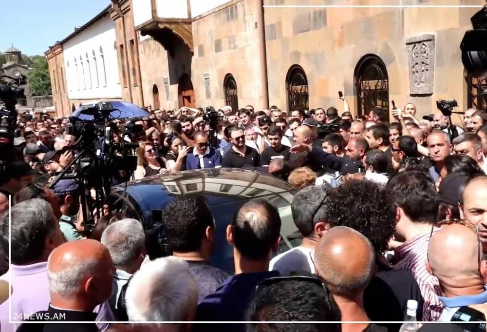 «Դո՛ւրս եկեք ավտոյից, Սրբազա՛ն, ՔԿ մի՛ գնացեք»․ քաղաքացիները թույլ չեն տալիս, որ Սրբազանը գնա ՔԿ