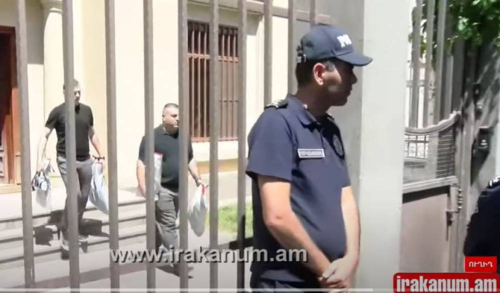 Մի շարք փակ պարկերով իրեր հանվեցին Սրբազանի կեցավայրից
