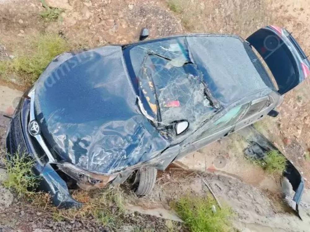 Արթիկի քաղաքապետի որդին «Toyota Camry»-ով բախվել է հողաթմբին և կողաշրջվել