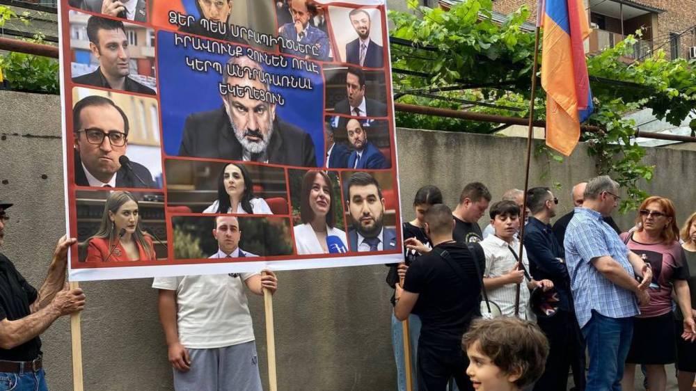 «Հեռու մնա Հայ Առաքելական եկեղեցուց» խորագրով բողոքի ցույց է անցկացվել Թբիլիսիում