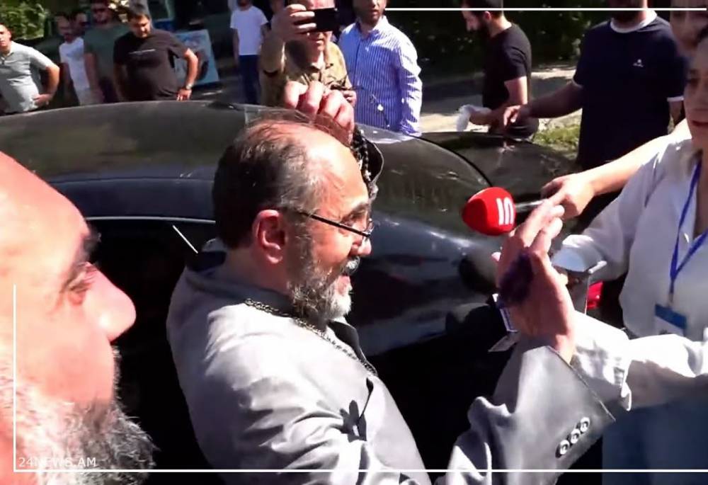 Միքայել Սրբազանը նստեց մեքենան ու մեկնեց Քննչական կոմիտե, որտեղ նրան կձերբակալեն