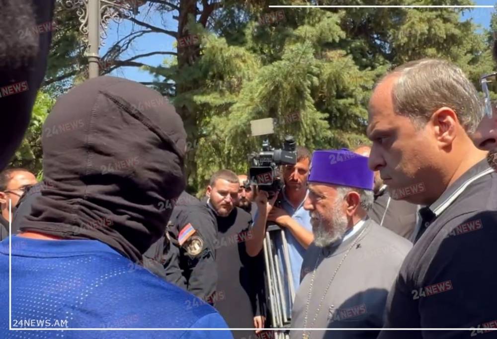 Վեհափառ Հայրապետը դուրս եկավ դիմակավորված ԱԱԾ-ականներին ընդառաջ. Մայր Աթոռում լարված է
