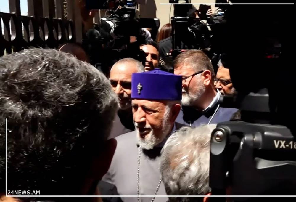 Հոգևորականները փակել են Մայր Աթոռի դարպասները՝ թույլ չտալով ԱԱԾ-ականներին ձերբակալել Աջապահյանին