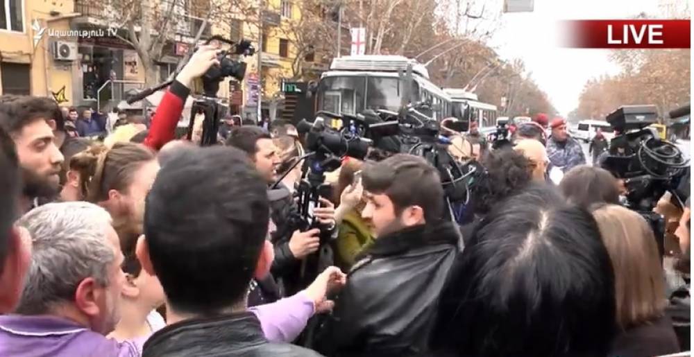 Լարված իրավիճակ Օպերայի տարածքում.ուղիղ