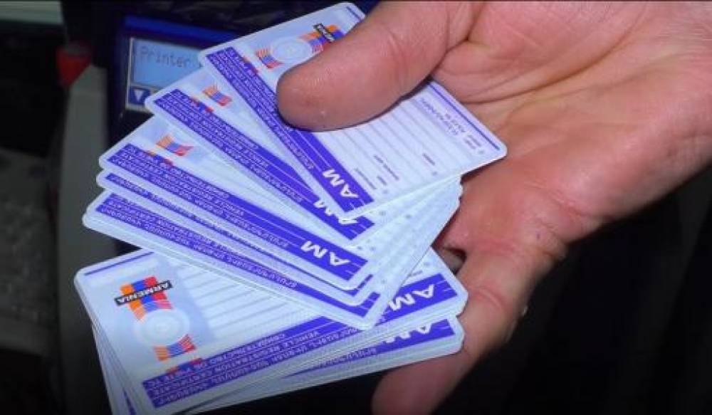2 քաղաքացի վարորդական ստանալու համար 390․000 դրամ կաշառք են տվել տեսուչին, որ թելադրի պատասխանները