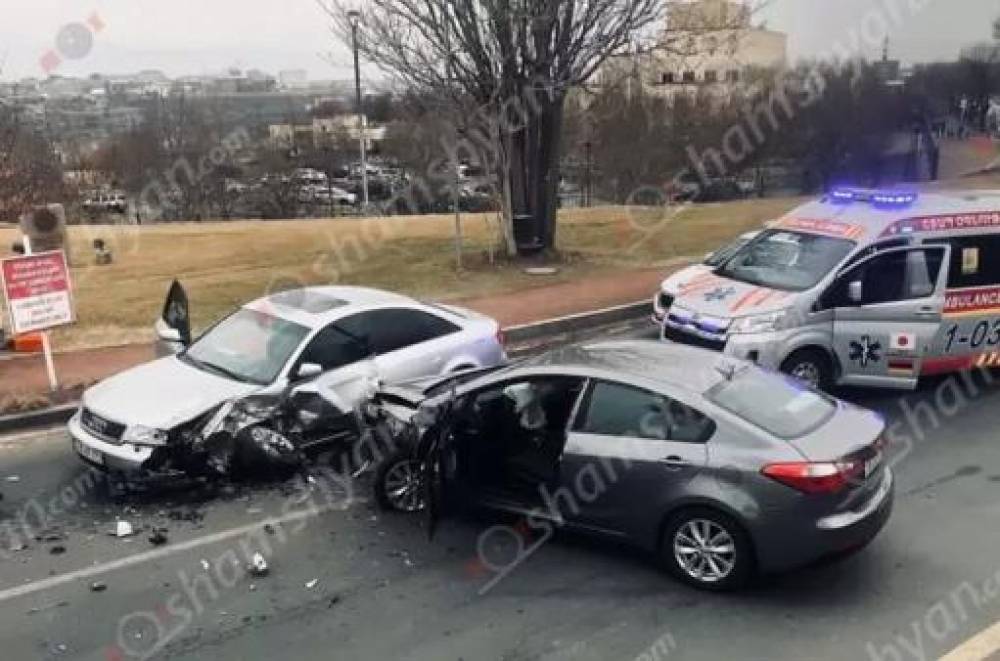 ԱՄՆ դեսպանատան մոտ բախվել են Kia-ն ու Audi-ն, կա վիրավոր