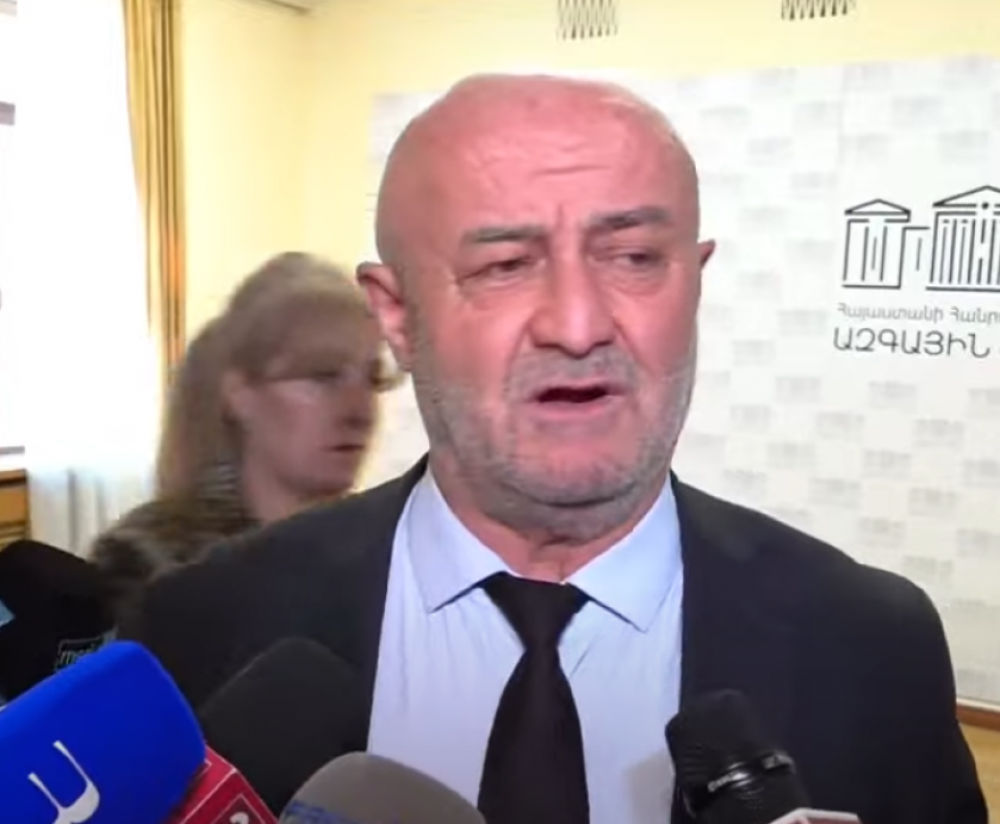 Արամ Մկրտչյանն իմ սանիկն է, 8000 դոլար պարտքով փող էր տվել, վերադարձրել եմ, բայց հեռախոսազրույցներից պարզվել է, որ իմ անունը տվել ՝ իբրև թե 23 000 դոլար փող է տվել. Աղազարյան