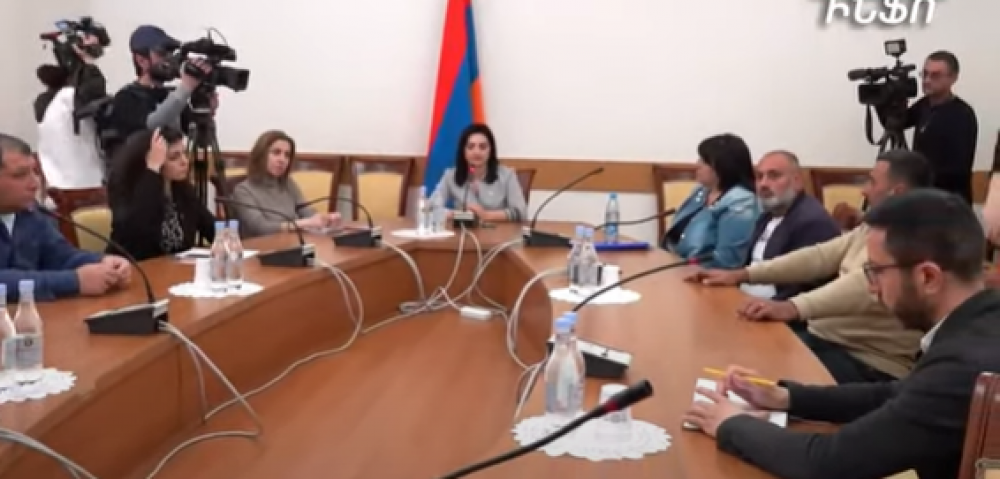44-օրյա պատերազմում զոհված կամ անհետ կորած զինվորների ծնողները ԱԺ-ում են. քննարկումը` ուղիղ