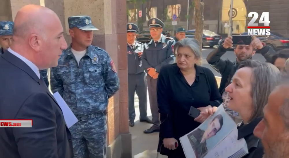 Մենակ զինվորի գլո՞ւխ ուտեք. ասեք, թող մեզ ընդունեն. սևազգեստ մայրերը՝ ՊՆ փոխնախարարին