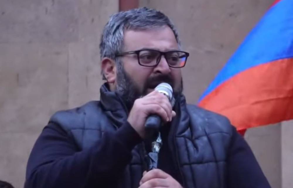 Օպերայի մոտից անչափահաս են  բերման ենթարկել, որ ասել է` «կարմիր բերետավորներն էս ինչ շատ են»