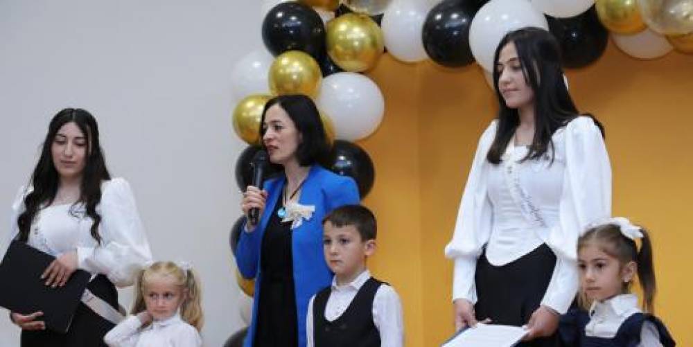 Ամուր գրկեք ձեր ընկերներին, շնորհակալություն հայտնեք ուսուցիչներին. Անդրեասյանի շնորհավորանքը