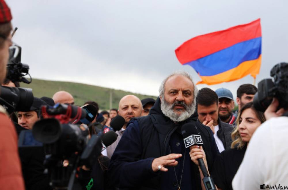 Հանդարտ մնացեք, տղե՛րք, ձեզ փչացնում են. Սրբազանը՝ ոստիկաններին
