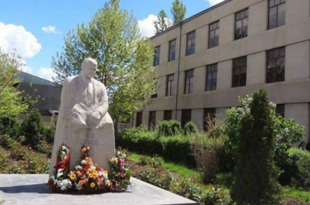 Թիվ 90 դպրոցի 13-ամյա աշակերտուհին վատացել է բեմի վրա, հիվանդանոցում` մահացել. Հրապարակ