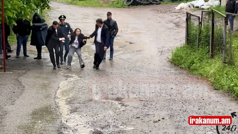 Փաշինյանի «ախռանան», ուժ կիրառելով, Բաղանիսի դպրոցից դուրս հանեց լրագրող Անի Գևորգյանին