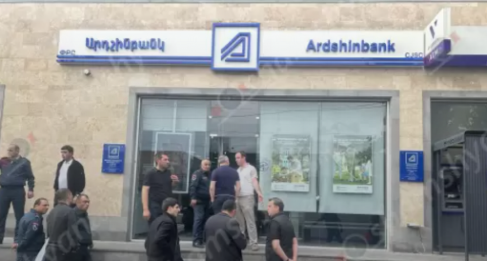 Աբովյանում տղամարդը նռնակներով զինված մտել է «Արդշինբանկ» ու սպառնում է այն պայթեցնել