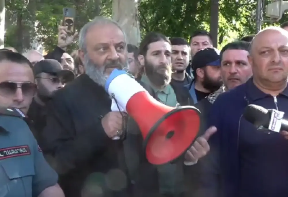 «Նա վախենում է». Բագրատ Սրբազանը Սուրբ Աննա եկեղեցու մոտ է. այստեղ մեծ թվով ոստիկաններ կան