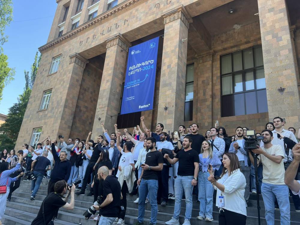 ԵՊՀ-ում դասադուլ է. ուսանողները ծափերով դիմավորեցին սրբազանին