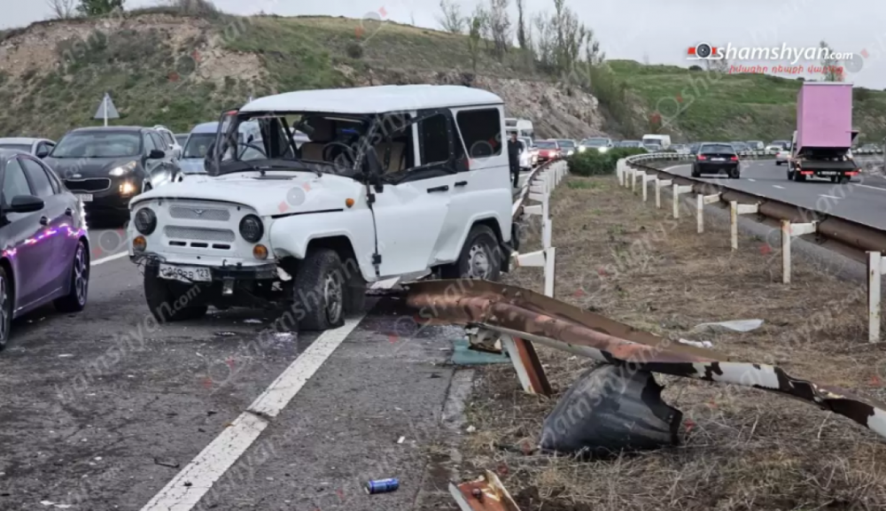 «Չայնիի» ոլորաններում «Վիլիս»-ը դուրս է եկել հանդիպակաց գոտի, կոտրել արգելապատնեշները, ապա բախվել «ГАЗ 3102»-ին