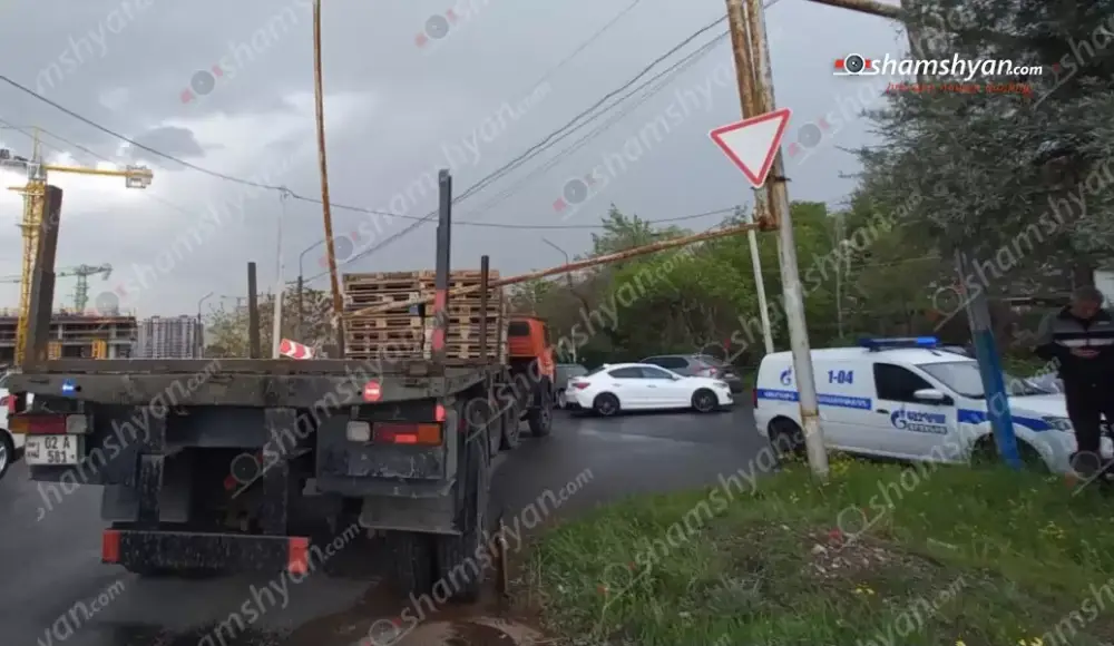 Երևանում «Կամազը» բախվել է գազատար խողովակներին, ինչի հետևանքով սկսվել է գազի արտահոսք