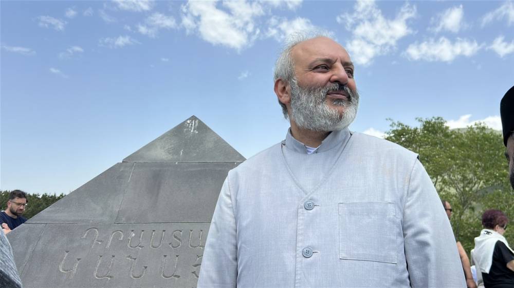 «Այսօր մենք կոչված ենք ազատագրության»․ Բագրատ Սրբազանը Դրոյի շիրիմի մոտից պատգամ է հնչեցրել (Տեսանյութ)