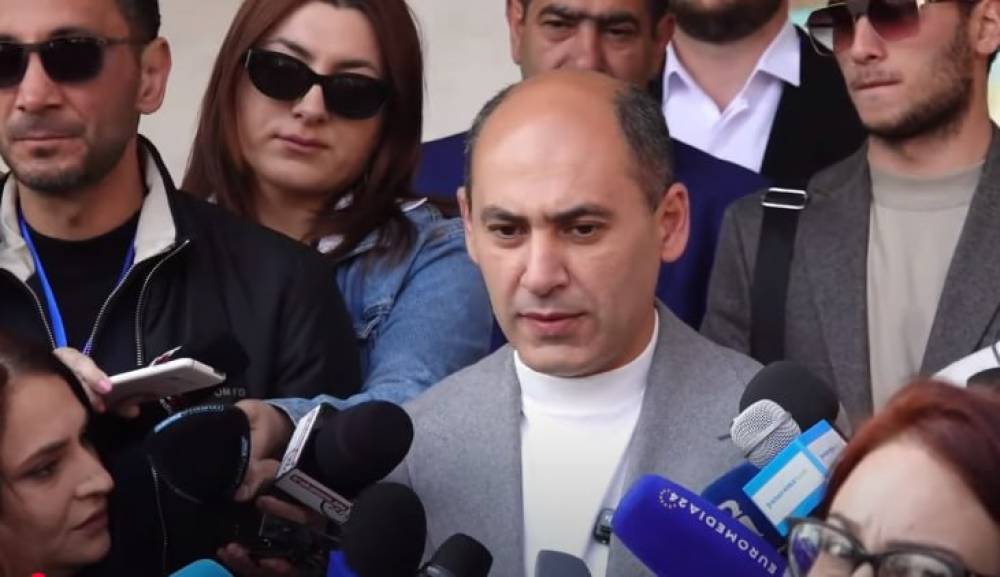 Շտապ․ իշխանությունը փորձում է «գողանալ» Մարտուն Գրիգորյանի թիմակցին․ լարված իրավիճակ Գյումրիում