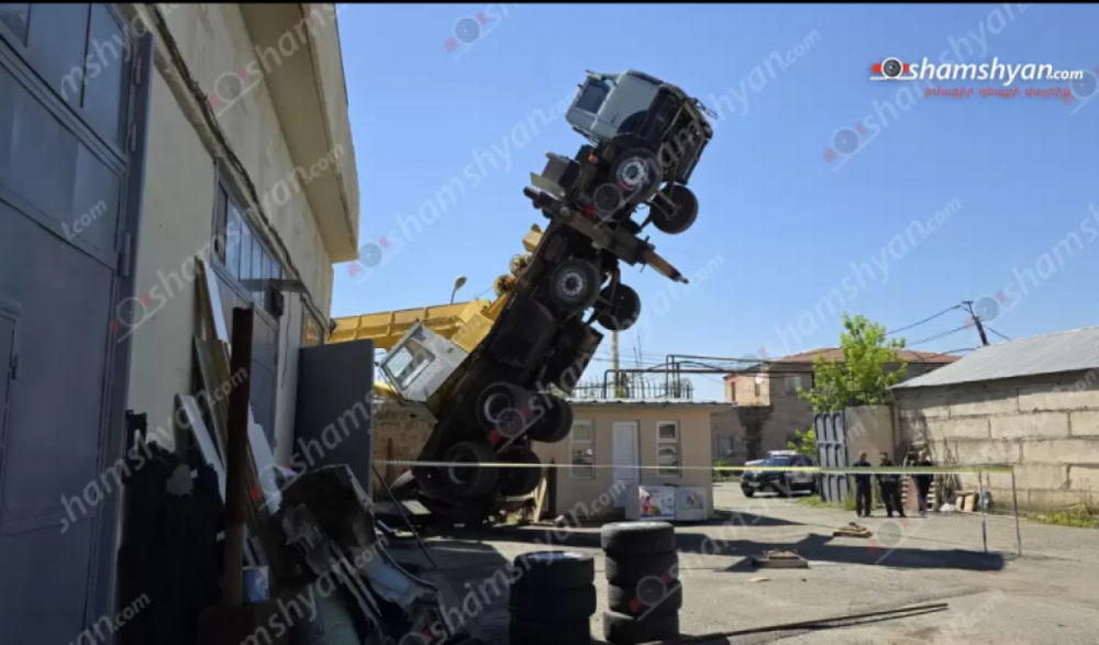 Երևանում վերամբարձ կռունկը շրջվել է՝ վնասելով ծառեր, գազախողովակներ