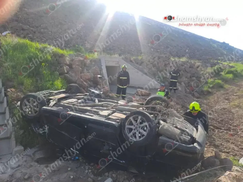 Արագածոտնի մարզում 33-ամյա վարորդը «Nissan Fuga»-ով դուրս է եկել երթևեկելի գոտուց և մոտ 50 մետր գլորվելով՝ գլխիվայր հայտնվել ձորակում