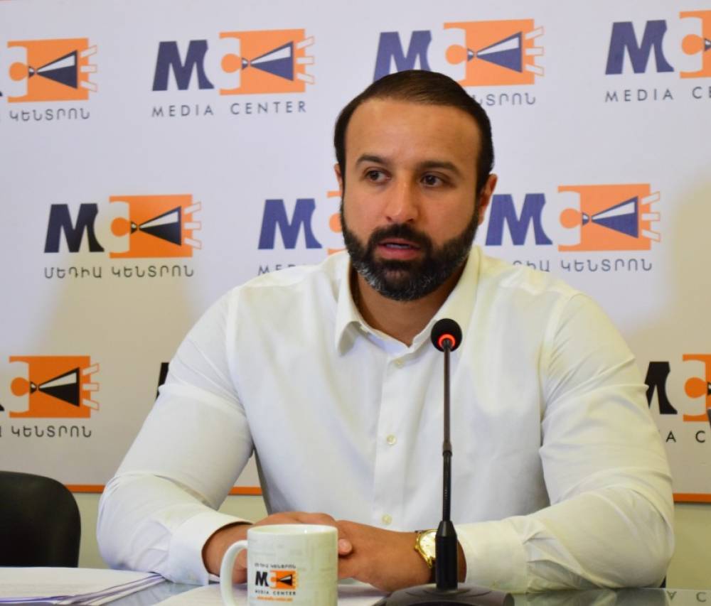 Զորակոչի ենթակաների 30-40%-ն է ծառայում, առաջարկում եմ ՀՀ քաղաքացիությունից հրաժարվելու համար 15մլն դրամ վճար սահմանել, իսկ բանակում կարճ ծառայության համար՝ 15-20 մլն. Սարգսյան
