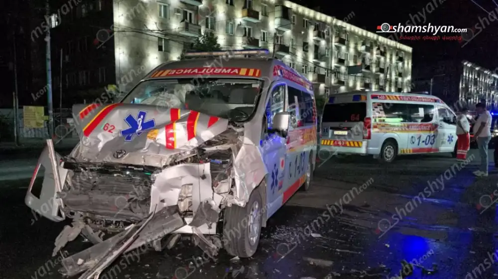 Բախվել են շտապօգնության ավտոմեքենան ու «Range Rover»-ը. վերջինը հայտնվել է հետիտոնի մայթին. 3 վիրավորներից 2-ը բժիշկն ու բուժքույրն են
