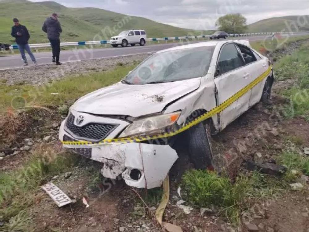 31-ամյա վարորդը գլխիվայր շրջվելով հայտնվել է ճամփեզրին․ վիրավորներ կան