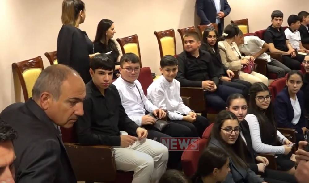 «Եկել եք ԱԺ, ի՞նչ կա ստեղ, կգնաք Երևան պարկ, հետո էլ թատրոն». Փաշինյանը՝ դպրոցականներին