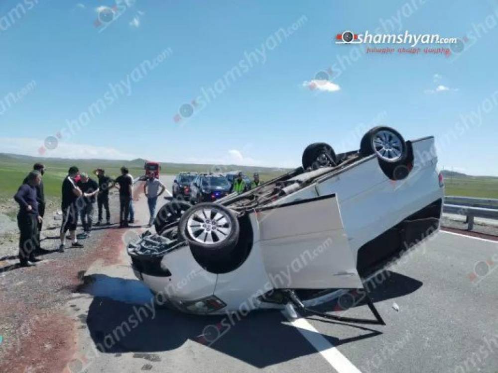 Երևան-Գյումրի ավտոճանապարհին «Toyota Alphard»-ը բախվել է քարերին և գլխիվայր շրջվել․ կան վիրավորներ