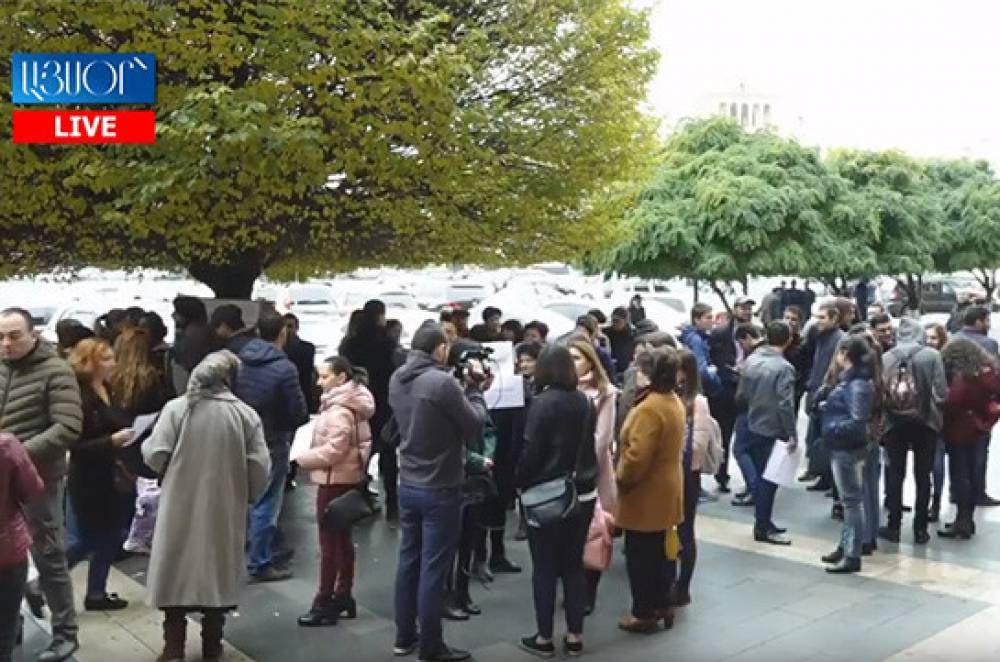 Ակցիա՝ Կառավարության դիմաց. Պահանջում են ԿԳ նախարարի հրաժարականը