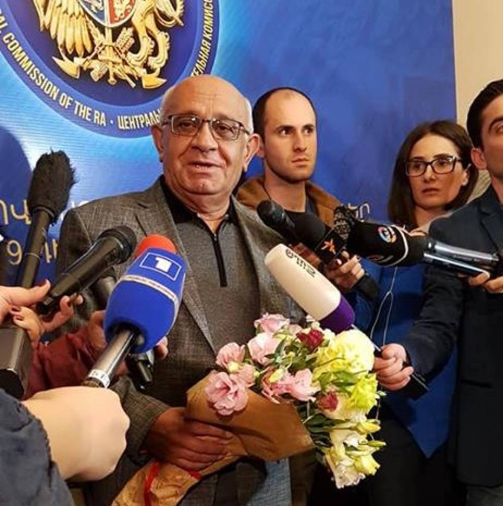 Լևոն Շիրինյանը ԿԸՀ մտավ բարձր տրամադրությամբ, ծաղիկները ՝ ձեռքին ( տեսանյութ)