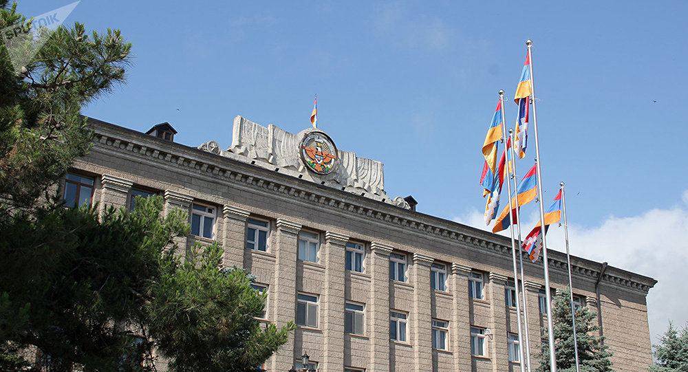 Անհայտ կորած զինվորների ծնողներն այսօր կարճ ժամանակով փակել էին Ստեփանակերտի Ազատամարտիկների պողոտան, ծնողները մտան Արցախի նախագահի նստավայր՝ Արայիկ Հարությունյանի հետ հանդիպելու