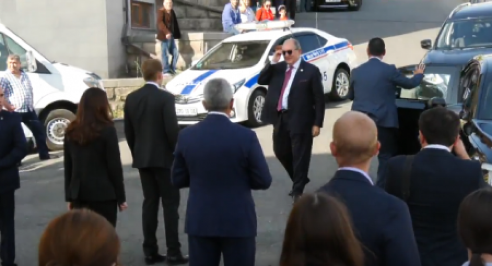 Արմեն Սարգսյանի ու Էմանուել Մակրոնի շրջայցը՝ Շառլ Ազնավուրի կենտրոնում (ուղիղ)