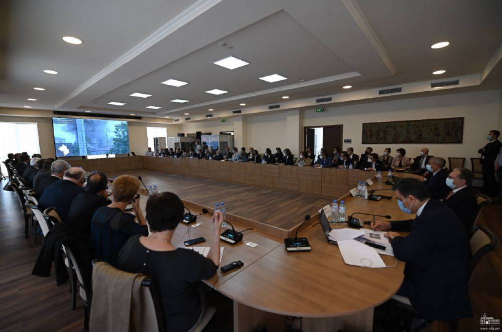 Հայաստանի և Արցախի ԱԳ նախարարներն ու մարդու իրավունքների պաշտպանները ՀՀ-ում հավատարմագրված դեսպաններին են ներկայացրել Արցախի դեմ Ադրբեջանի ագրեսիայի հետևանքները (տեսանյութ)