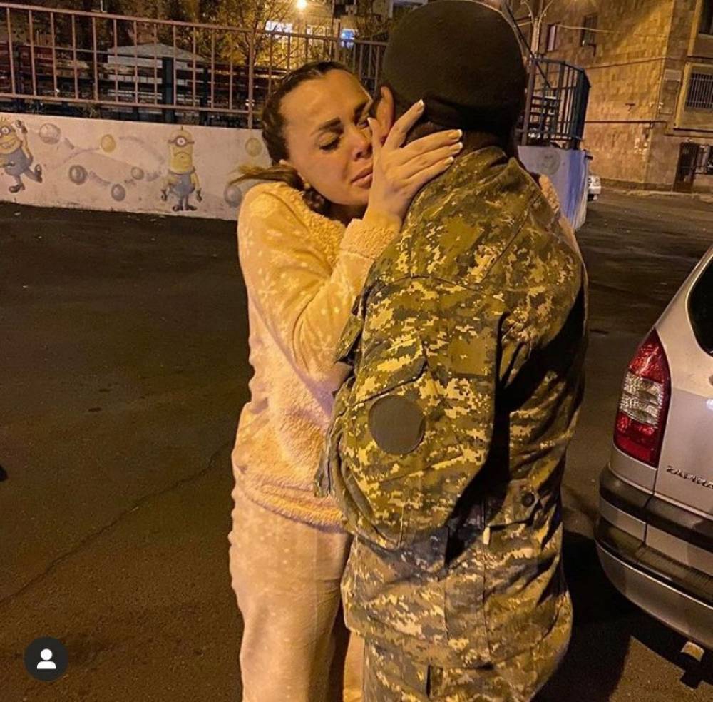 «Շնորհակալ եմ Աստծուն, որ էսօր իմ կեսը կիսատ չմնաց։ Երդվում եմ հաղթելու ենք»․ Կարեն Արայանը կնոջ հետ հուզիչ լուսանկար է հրապարակել