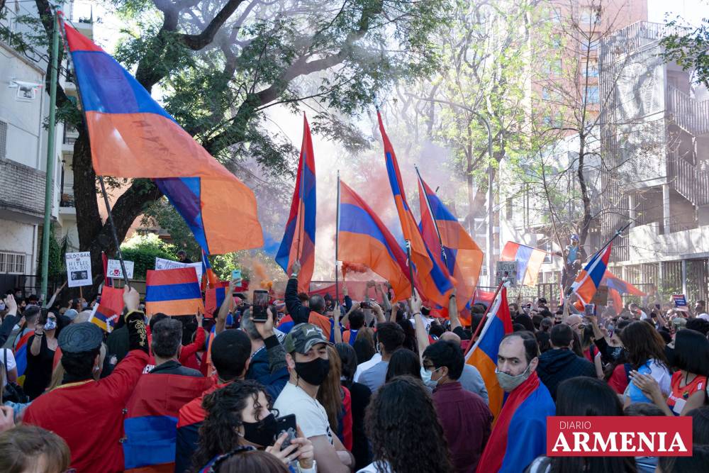 Բուենոս Այրեսում արգենտինահայերը բողոքի երթ են կազմակերպել դեպի Ադրբեջանի և Թուրքիայի դեսպանատներ (լուսանկարներ)