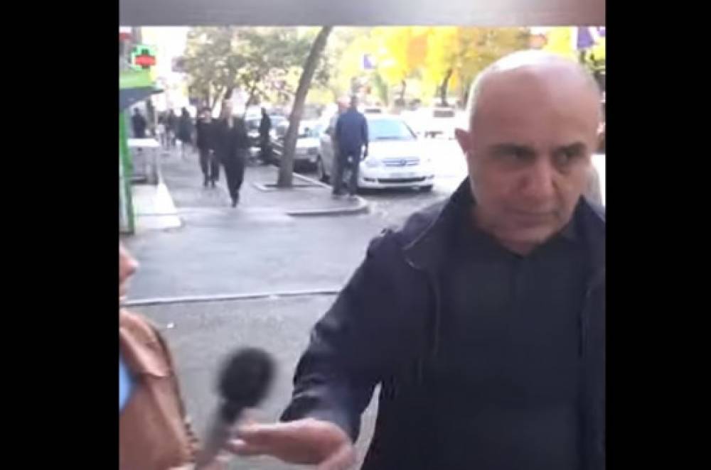 Ինչպես է Սամվել Բաբայանը հարվածում  լրագրողի միկրոֆոնին (Տեսանյութ)